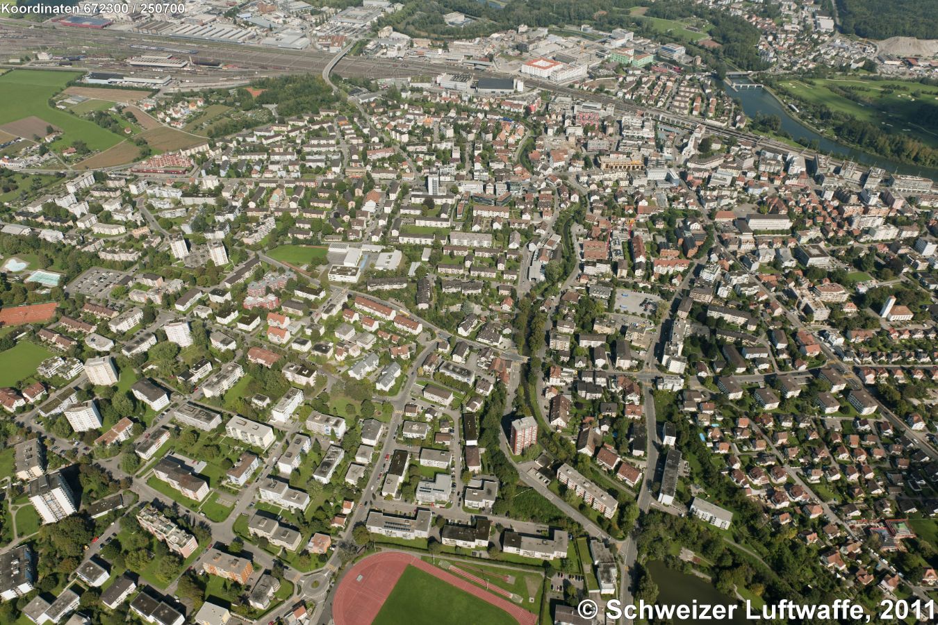 Dietikon (2'672'300.94, 1'250'758.70). Oberer Rand links und Mitte: Rangierbahnhof Limmtattal; rechts Kraftwerk, rechts der Limmat (obere rechte Bildecke): Brunau. Unterer Bildrand: Sportanlage Hätschen-Gyrhalden.